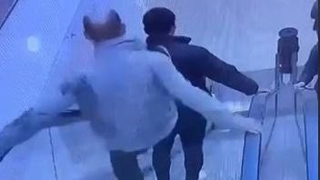 Карагандинец в неадекватном состоянии столкнул с эскалатора незнакомого мужчину (ВИДЕО)