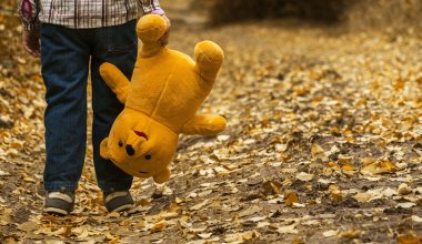 Снимали трусы, тыкали пахом в лицо: 7-летнего мальчика домогались подростки в Астане