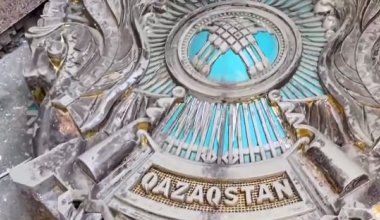 В Талдыкоргане герб Казахстана лежал перед зданием суда