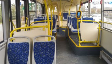 Видео возмутило Казнет: в Актау пассажира выкинули из автобуса