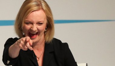 Экс-премьеру Великобритании выставили счет на $15 тыс за пропавшие тапочки и продукты