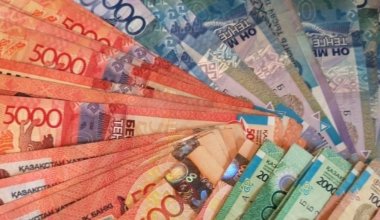 Тенге ослаб к доллару по итогам апреля