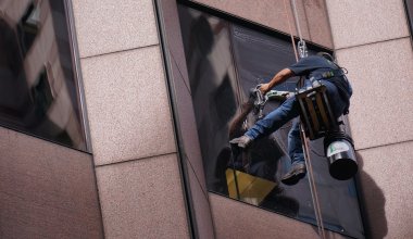 Мойщик окон разбился в Астане