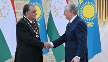 Токаев наградил Рахмона орденом «Алтын Қыран»