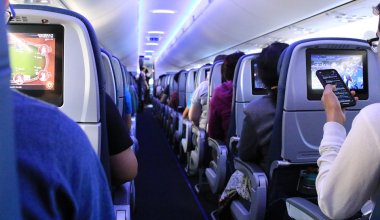 Бортовой едой отравились члены экипажа самолета в Алматы