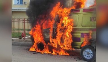 Карета скорой помощи сгорела в Уральске