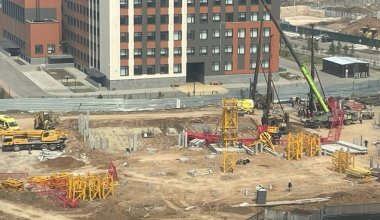 Башенный кран упал на стройке BI Group в Астане