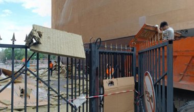 Облицовку жилого дома снесло ветром в Алматы