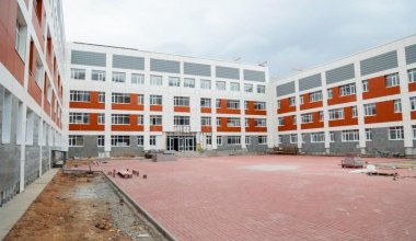 В Астане аварийные школы заменят на новые