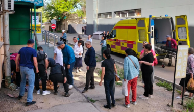 Балкон обрушился под женщиной в Усть-Каменогорске
