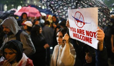Есть задержания: грузины протестуют против авиасообщения с Россией