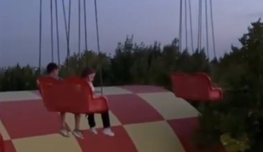Аттракцион с людьми на большой высоте сломался в Шымкенте