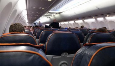 Жительница Шымкента обматерила и ударила представителя Air Astana из-за переноса рейса