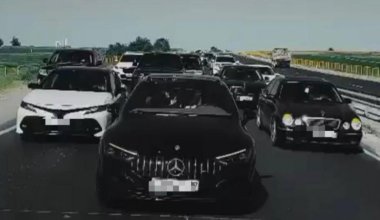 В Шымкенте кортеж из 17 иномарок грубо нарушил ПДД