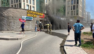 В паркинге жилого комплекса в Астане разгорелся пожар