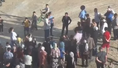 Жители Актау вышли на улицы, требуя отменить строительство частной школы