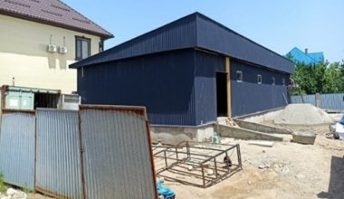 Незаконно строившийся магазин снесли в Алматы