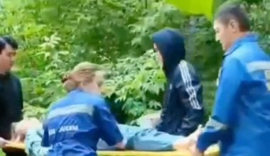 В Караганде девушка выпала из окна четвертого этажа