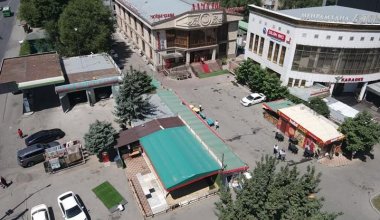 Летнее кафе с киосками сносят в Алматы