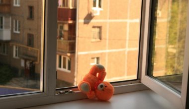 Трехлетний ребенок упал с 17-го этажа в Астане