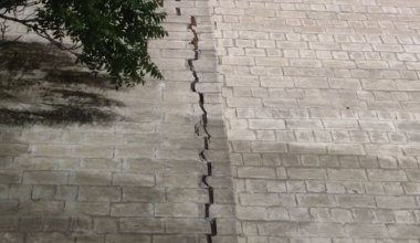 Трещина в доме Актау шокировала Казнет