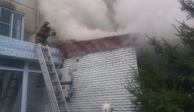 В Усть-Каменогорске загорелось кафе