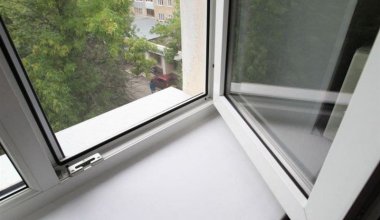 В Астане ребенок выпал с 9 этажа