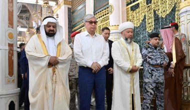 Токаев посетил мечеть Пророка Мухаммеда
