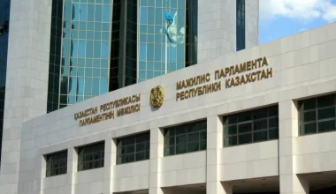 Поэты, журналисты, адвокаты: сколько запросов сделали депутаты мажилиса