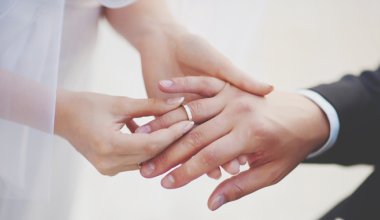 В новой услуге Kaspi дочь может выйти замуж за родного отца