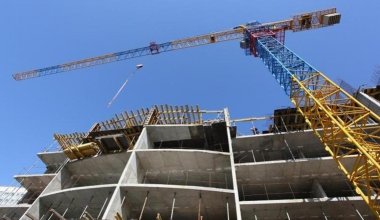 Строительство 10 ЖК приостановили в Караганде