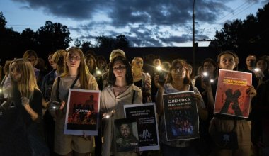 Родные убитых украинских военнопленных провели акцию у посольства России в Киеве
