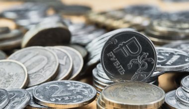 Экономика России трещит по швам? Доллар достиг отметки 100 рублей