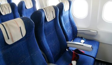 Иностранец распивал алкоголь на борту самолета SCAT