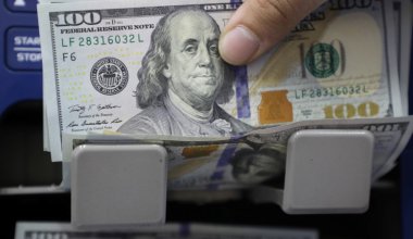 Почти на 6 тенге вырос курс доллара