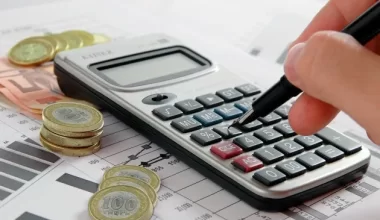 Информацию о компенсациях для пенсионеров за оплату комуслуг опровергли в Минтруда