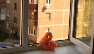 В Степногорске двухлетняя девочка выпала из окна