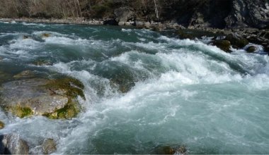 Очереди на границе: в Кыргызстане ответили на вопрос о воде для Казахстана