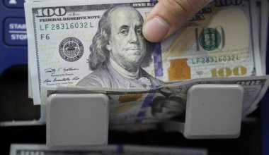 Названы официальные курсы доллара, рубля и евро