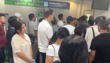 В Актау огромную очередь в ЦОНе сняли на видео