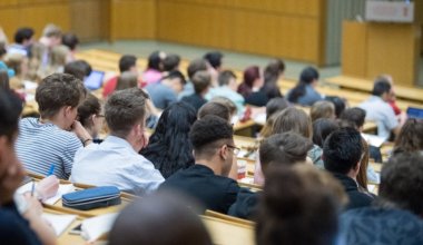 Переночуйте в кризисном центре, или Как «пик рождаемости» в Казахстане студентов без общежитий оставил