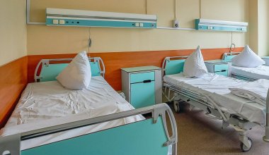 В Актау подросток упал с крыши и застрял между домами