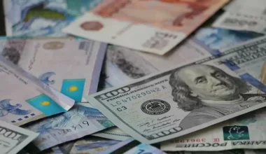 Назван официальный курс доллара, евро и рубля на 13 сентября