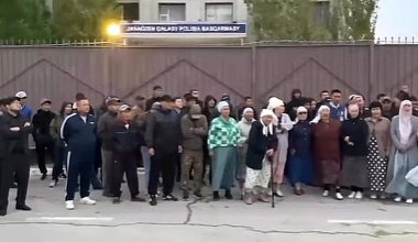 В Жанаозене родные активиста вышли на протест