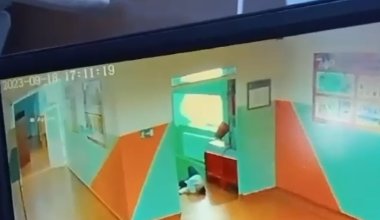 Отсутствие перил и невнимательность учителей: в Астане школьник впал в кому после падения с лестницы
