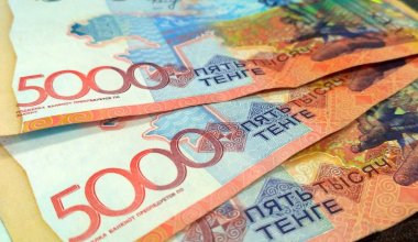 Курс тенге опять стремится к антирекордам: национальная валюта вновь упала к доллару