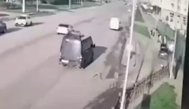 В Астане машина влетела в остановку с людьми: что стало с водителем