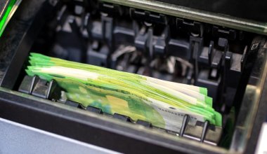 Из-за невнимательности жительница Актобе оставила в банкомате 478 тысяч тенге