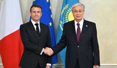 Подпишем значимые контракты - Макрон на переговорах с Токаевым