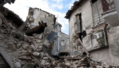 Жертвами землетрясения в Непале стали более 120 человек: под завалами остаются люди